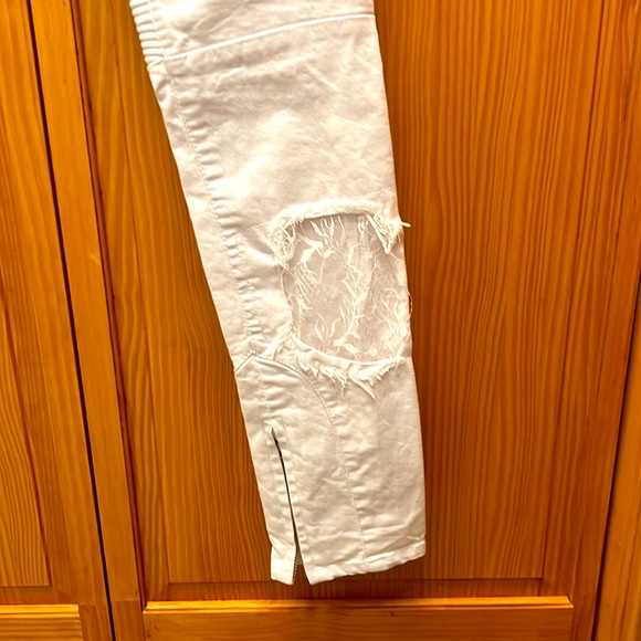 Vinti Andrews. White straight jeans with laces. Size 27, runs small. Buttons. - Picture 6 of 10